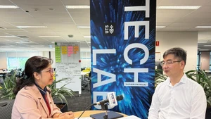 悉尼科技大学环境与水中心主任、澳大利亚越南专家与知识分子协会主席严德龙教授在接受越通社驻澳大利亚记者采访。