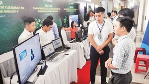 在胡志明市举办的人工智能与信息技术日活动中，相关单位展示其数字化转型产品。