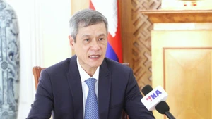 越南驻柬埔寨大使阮明宇接受越通社记者的采访。（图片来源：越通社）