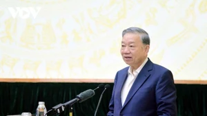 苏林总书记在见面会上致辞。