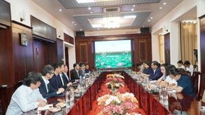 双方代表交流场景。