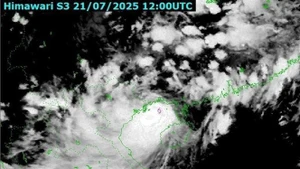 7月22日凌晨4点，自然灾害监测系统拍摄的第三号台风中心位置。（图片来源：越通社）