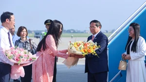 范明正总理和夫人一行回到河内。（图片来源：越通社）
