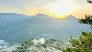 附图：河江省梯田一角。