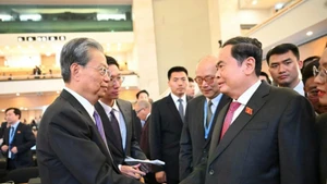 在瑞士日内瓦出席第六届世界议长大会期间，越南国会主席陈青敏当地时间7月29日会见了中国全国人大常委会委员长赵乐际。
