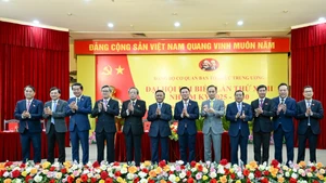 越共中央书记处常务书记陈锦秀与出席大会的党和国家领导人及代表合影。