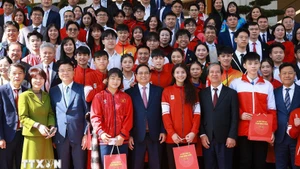 政府总理范明正会见国际竞赛获奖学生。（图片来源：越通社）