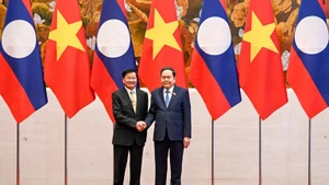 越南国会主席陈青敏会见老挝人民革命党中央总书记、老挝国家主席通伦·西苏里。