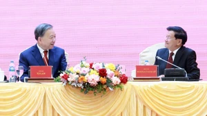 老挝人民革命党中央总书记、老挝国家主席通伦·西苏里通报老挝人革党十二大成果。