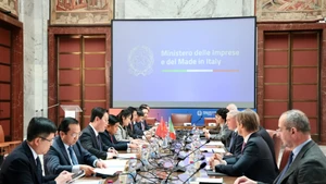 越南政府副总理阮志勇同意大利企业与“意大利制造部”部长阿道夫·乌尔索共商推进越意经济外交和加强贸易与投资合作。