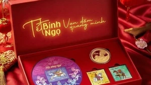 '丙午春节'邮票和'日马飞云'纪念币。