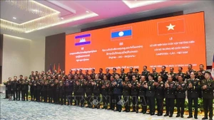 越老柬三国国防部长年度会晤与会代表合影。（图片来源：越通社）