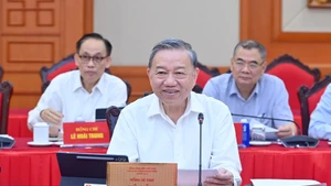 苏林总书记主持会议。（幸原 登科 摄）