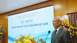 越南和平委员会主席汪周刘发表讲话。