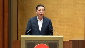 建设部部长陈宏明在会议上发表讲话。