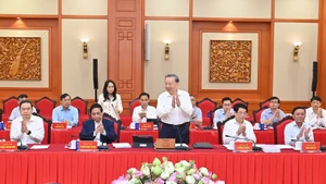 越共中央总书记苏林出席并主持会议。（幸原 登科 摄）