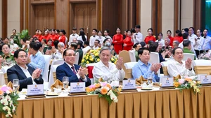 越共中央总书记、中央军委书记苏林出席会议并发表讲话。
