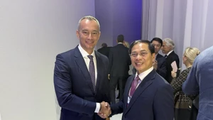 在签署仪式间隙，裴青山副总理与联合国前中东事务特使尼古拉·姆拉德诺夫握手交谈。