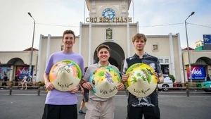 德国游客游览胡志明市。（成达 摄）