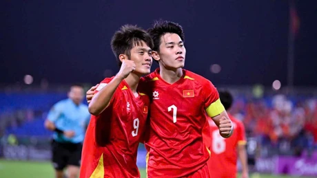 9号阮国越与廷北庆祝越南队进球。图片来源：AFC