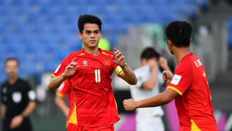 越南队队长屈文康（11号）在2026年U23亚洲杯决赛圈A组第二轮比赛中为越南队首开纪录后庆祝进球。比赛于2026年1月9日在沙特阿拉伯吉达市的阿卜杜拉体育场举行。图片来源：亚足联（AFC）