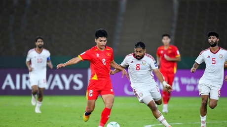 2号的黎发在阿联酋球员的逼抢下带球推进。