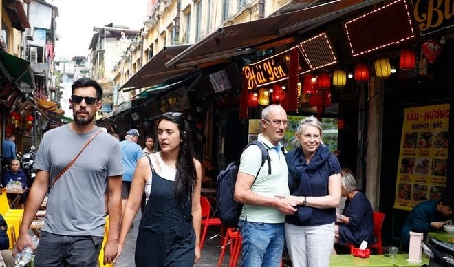 附图：外国游客游览河内古街。