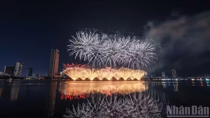 烟花点燃岘港天空。