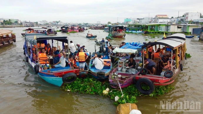 不仅仅是买卖的地方，水上集市已经成为西南部河流文化的悠久象征。