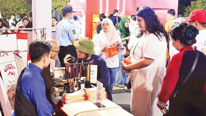 国际游客参加2025年胡志明市旅游周活动。