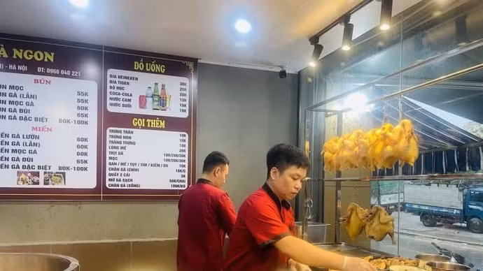 厨师正在为顾客准备鸡肉河粉。（图片来源：越通社）