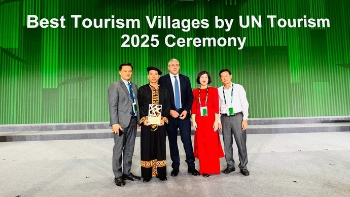 宣光省文化体育与旅游厅领导和倮倮寨旅游文化村村民接收“2025年世界最佳旅游乡村”称号。