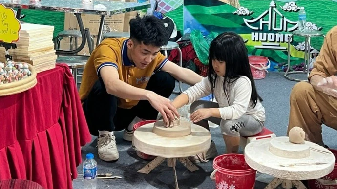 游客在2026年河内旅游节体验制作陶瓷。