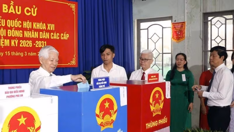 愿国家主席阮明哲和各位代表在胡志明市第26号投票区行驶公民权利。