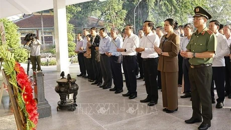 越南国会主席陈青敏在阮生色副榜坟墓上香。（图片来源：越通社）