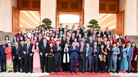 政府总理范明正会见先进模范教师代表【组图】