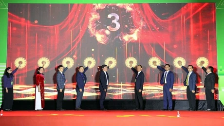 各位代表按下按钮，启动博览会开幕。