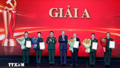 苏林总书记出席“在党的旗帜下稳步前行”新闻写作大赛颁奖典礼。（图片来源：越通社）