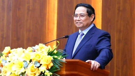 政府总理范明正在会上发表讲话。（图片来源：VGP）