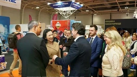 在博览会期间，越南驻保加利亚大使阮氏明月与保加利亚旅游部长米罗斯拉夫-博尔绍什（Miroslav Borshosh）举行会晤。（图片来源：越通社）