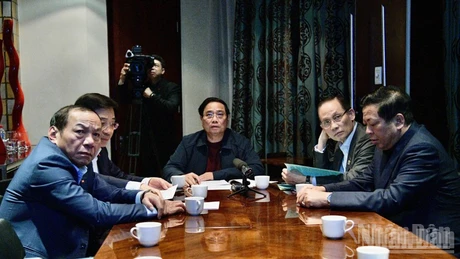 越南政府总理范明正从南非主持召开关紧急视频会议。