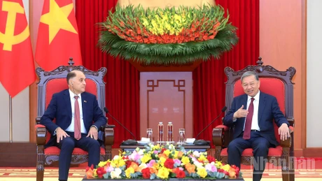 越共中央总书记苏林会见白俄罗斯国家安全委员会国务秘书亚历山大·沃尔福维奇。