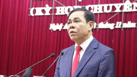 武仲海同志全票当选为义安省人民委员会主席。