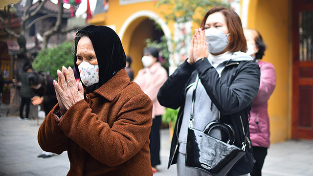 河内人正月十五出去烧香拜佛 祈求平安（组图） ảnh 1