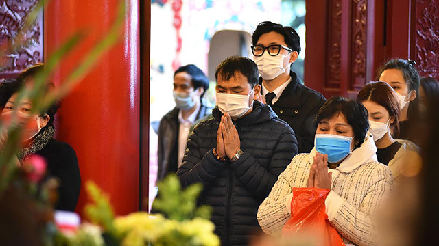 河内人正月十五出去烧香拜佛 祈求平安（组图） ảnh 3