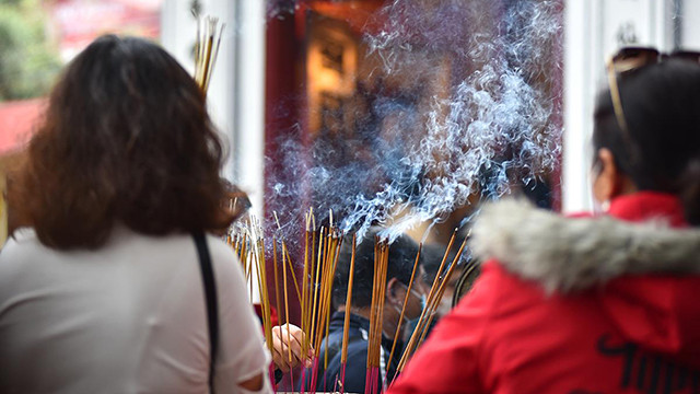 河内人正月十五出去烧香拜佛 祈求平安（组图） ảnh 10