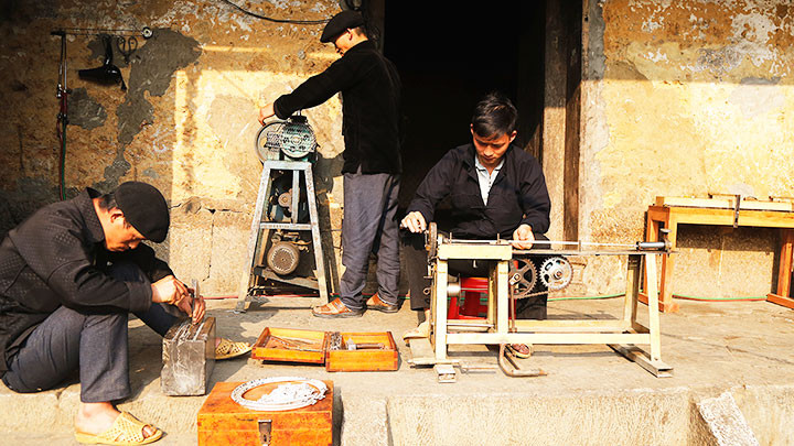 保留赫蒙族白银雕刻业的精华 ảnh 5