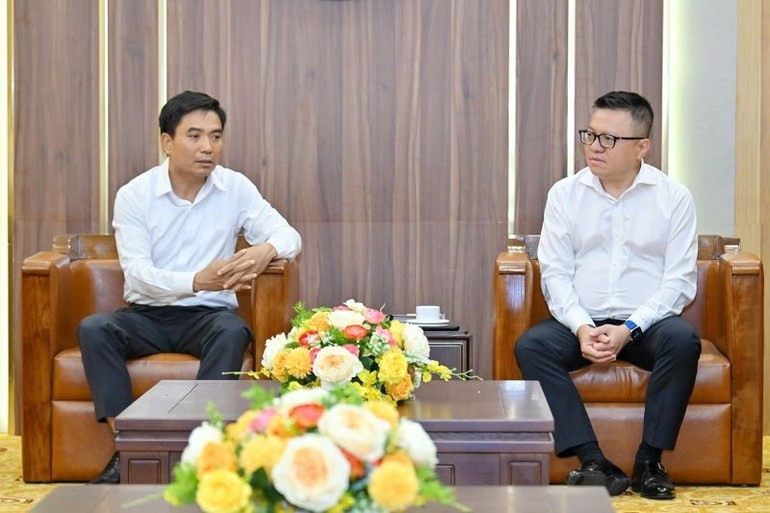 越共中央委员、《人民报》社总编辑、中央宣教与民运部副部长、越南新闻工作者协会主席黎国明会见清化省代表团。 02.jpg