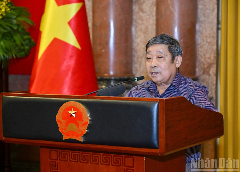 与会代表发表讲话。