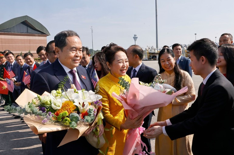 国会主席陈青敏携夫人欢送仪式在吉隆坡国际机场举行。 02-5691.jpg